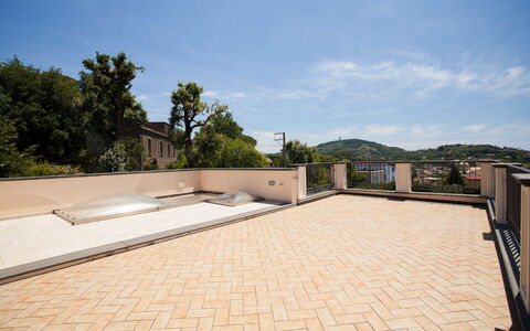 Villa Castore: Pavimentazione, Pavimento, Materiale Composito, Piastrella, Shade, Calcestruzzo, Design, Cortile, Balcone