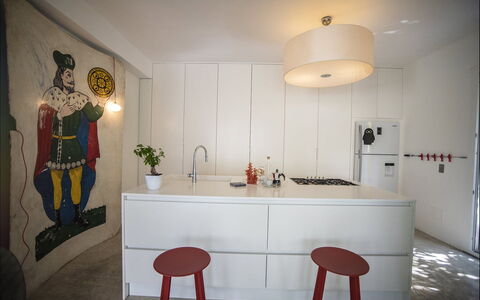 Villa Corallo: Interior Design, Pavimentazione, Controsoffitto, Mobilia, Lampada, Legna, Cucina, Pavimento, Soffitto, Illuminazione