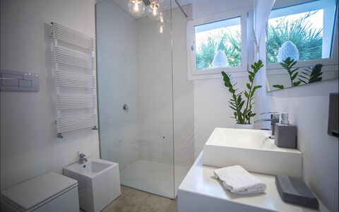 Villa Corallo: Bagno, Interior Design, Idraulico Fixture, Pavimentazione, Parete, Pavimento, Lavello, Rubinetto, Soffitto, Specchio