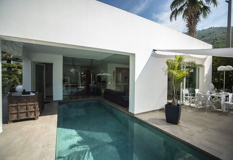 Villa Corallo: Casa, Architettura, Pavimento, Shade, Piscina, Sedia, Ricorrere, Eco Hotel, Pianta Della Casa