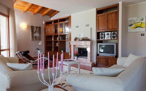 Villa Cremia: Mobilia, Interior Design, Pavimentazione, Pavimento, Legna, Camera, Soggiorno, Soffitto, Casa, Illuminazione