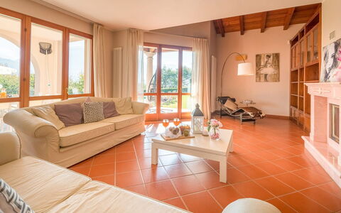 Villa Cremia: Mobilia, Interior Design, Pavimentazione, Pavimento, Legna, Soffitto, Camera, Casa, Soggiorno, Divano