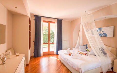 Villa Cremia: Mobilia, Interior Design, Legna, Pavimento, Camera Da Letto, Letto, Pavimentazione, Illuminazione, Soffitto, Camera