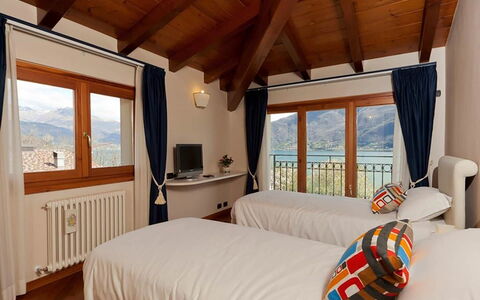 Villa Cremia: Interior Design, Mobilia, Soffitto, Color Legno, Lampada, Cornice, Latifoglie, Lampada, Balcone, Hotel