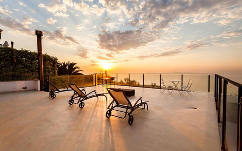Villa Davide: Crepuscolo, Mare, Oceano, Balcone, Ricorrere, Tramonto, Sedia, Costa, Pavimento In Legno