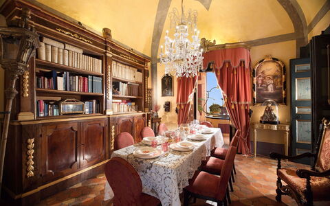 Palazzo Santa Croce: Mobilia, Interior Design, Tavolo, Sedia, Soffitto, Camera, Illuminazione, Sala Da Pranzo, Lampada, Pavimentazione