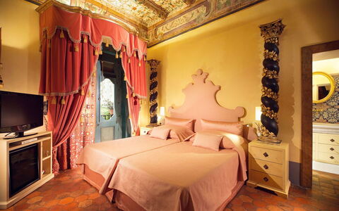 Palazzo Santa Croce: Mobilia, Interior Design, Camera Da Letto, Illuminazione, Letto, Pavimento, Camera, Bedding, Telaio Del Letto, Lenzuolo