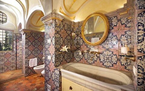Palazzo Santa Croce: Interior Design, Pavimentazione, Piastrella, Soffitto, Idraulico Fixture, Mosaico, Ceramica, Bagno, Porcellana, Rubinetto