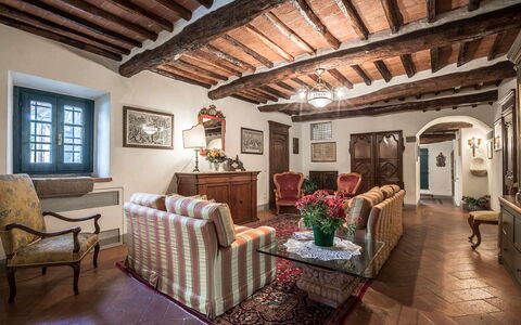 Villa del Colle: Parete, Mobilia, Casa, Sedia, Porta, Pianta Della Casa, Vaso Di Fiori, Soggiorno, Villa, Tavolino Da Caffè