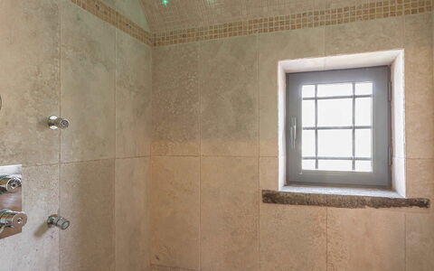 Villa del Colle: Soffitto, Pavimentazione, Lampada, Pavimento, Bagno, Idraulico Fixture, Soffione Doccia, Doccia, Idraulico, Materiali Naturali