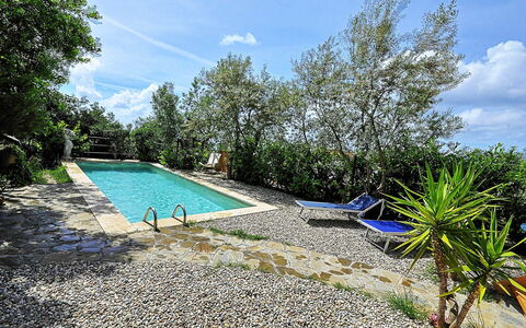 Villa del Mare: Blu, Giardino, Backyard, Landscaping, Shade, Cortile, Piscina, Giochi D'Acqua, Hacienda, Villa