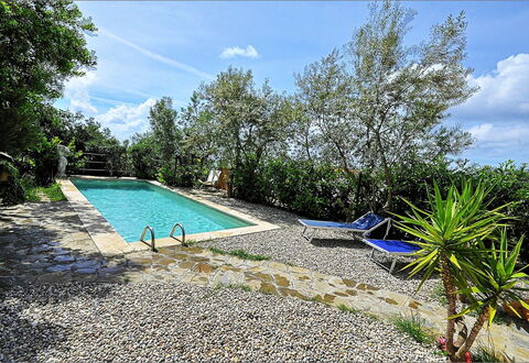 Villa del Mare: Blu, Giardino, Backyard, Landscaping, Shade, Cortile, Piscina, Giochi D'Acqua, Hacienda, Villa