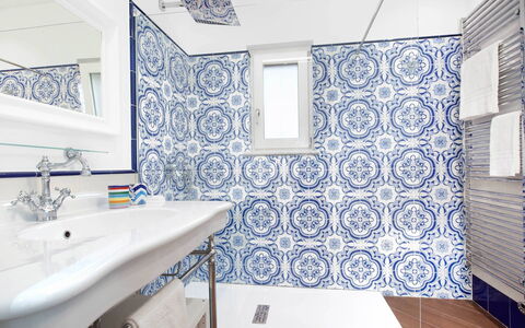 Villa del Saraceno: Blu, Pavimentazione, Idraulico Fixture, Interior Design, Bagno, Pavimento, Piastrella, Gabinetto, Idraulico, Toilet Seat