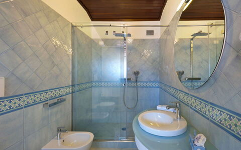 Villa delle Sirene: Idraulico Fixture, Pavimentazione, Bagno, Interior Design, Pavimento, Lavandino Del Bagno, Lavello, Rubinetto, Idraulico, Piastrella