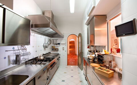 Villa Elyseum: Cucina, Controsoffitto, Interior Design, Elettrodomestico Da Cucina, Apparecchio Major, Pavimentazione, Illuminazione, Soffitto, Pavimento, Cabinetry