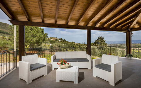 Villa Gea: Mobilia, Sedia, Legna, Mobili Da Esterno, Pavimentazione, Tavolo, Interior Design, Pavimento, Portico, Terrazza
