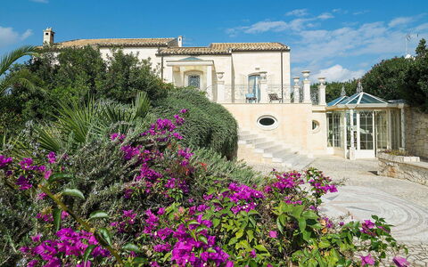Villa Gemma: Arbusto, Giardino, Estate, Dimora, Landscaping, Hacienda, Villa, Cortile, Driveway, Giardino Botanico