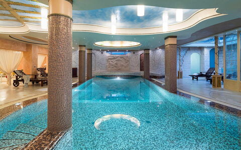 Villa Gemma: Interior Design, Pavimentazione, Illuminazione, Pavimento, Soffitto, Ricorrere, Lampada, Hotel, Atrio, Piscina