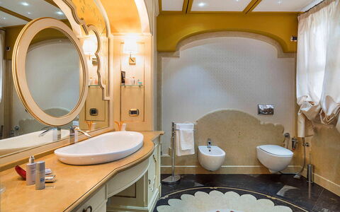 Villa Gemma: Interior Design, Lavandino Del Bagno, Idraulico Fixture, Lavello, Pavimentazione, Rubinetto, Bagno, Illuminazione, Idraulico, Soffitto