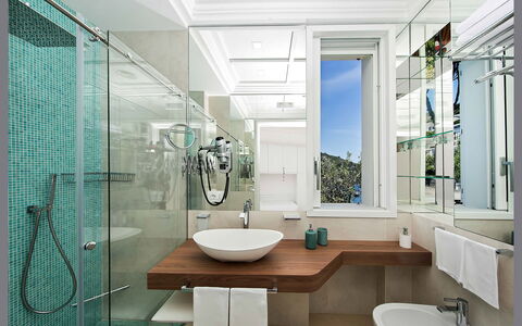 Villa Ieranto 6: Bagno, Interior Design, Idraulico Fixture, Lavandino Del Bagno, Lavello, Pavimentazione, Pavimento, Rubinetto, Specchio, Idraulico