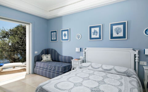 Villa Ieranto 6: Blu, Mobilia, Interior Design, Parete, Soffitto, Pavimento, Camera Da Letto, Tessile, Pavimentazione, Letto