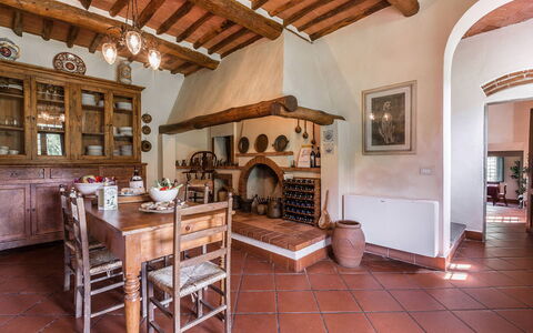Villa Il Castagno: Mobilia, Cucina, Cabinetry, Mensola, Scaffalature, Credenza, Cucina & Sala Da Pranzo Tavolo, Controsoffitto, Pianta Della Casa, Sedia
