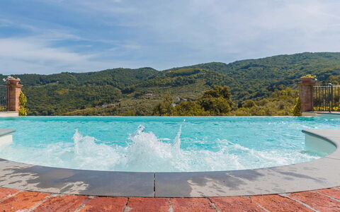 Villa Il Castagno: Geografia Montane, Collina, Piscina, Montagna, Catena Montuosa, Cresta, Ricorrere, Eco Hotel, Giochi D'Acqua, Resort Citta '