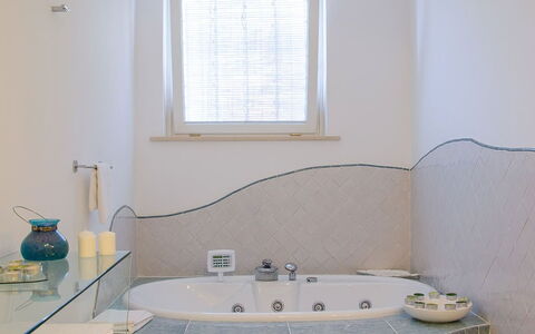 Villa Il Sogno di Praiano: Interior Design, Soffitto, Pavimentazione, Vasca Da Bagno, Idraulico Fixture, Pavimento, Illuminazione, Idraulico, Casa, Bagno