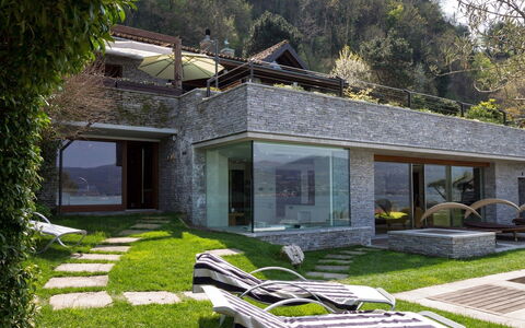Villa Isa: Casa, Architettura, Casa, Tetto, Villetta, Estate, Pendenza, Balcone, Villa, Landscaping