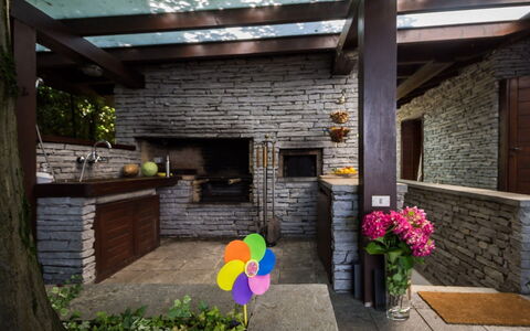 Villa Isa: Legna, Brick, Mobilia, Muratura, Sedia, Giardino, Muro ​​Di Pietra, Color Legno, Flagstone, Cucina & Sala Da Pranzo Tavolo