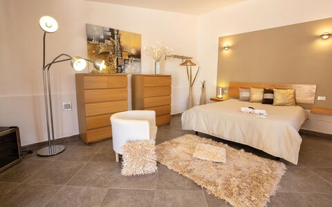 Villa Isabella: Mobilia, Letto, Interior Design, Camera Da Letto, Pavimentazione, Legna, Pavimento, Soffitto, Camera, Lenzuolo