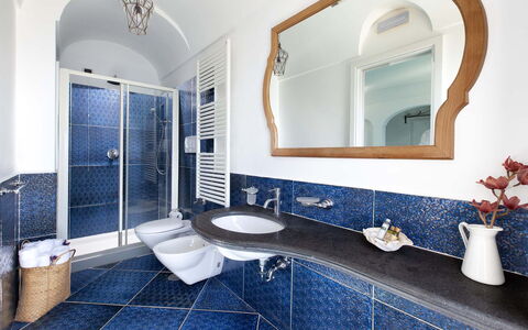 Villa Magnolia: Blu, Pavimentazione, Interior Design, Idraulico Fixture, Pavimento, Rubinetto, Lavandino Del Bagno, Lavello, Piastrella, Bagno