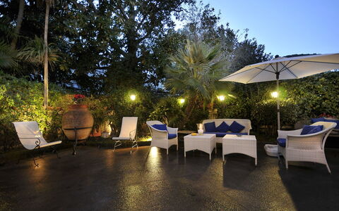 Villa Marion: Mobilia, Mobili Da Esterno, Ricorrere, Sedia, Eco Hotel, Shade, Giardino, Landscaping, Paesaggio Di Illuminazione, Cortile