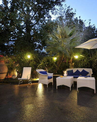Villa Marion: Mobilia, Mobili Da Esterno, Ricorrere, Sedia, Eco Hotel, Shade, Giardino, Landscaping, Paesaggio Di Illuminazione, Cortile