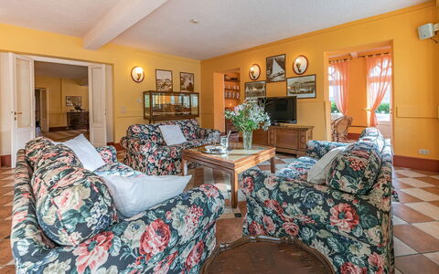 Villa Meridiana: Interior Design, Mobilia, Pavimentazione, Divano, Pavimento, Soffitto, Camera, Soggiorno, Illuminazione, Tavolo