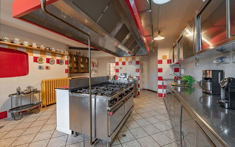 Villa Meridiana: Cucina, Interior Design, Controsoffitto, Soffitto, Pavimentazione, Illuminazione, Mobilia, Elettrodomestico Da Cucina, Apparecchio Major, Camera