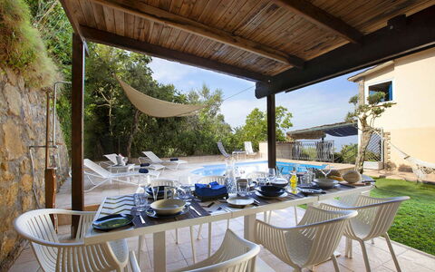 Villa Mouna: Mobilia, Sedia, Mobili Da Esterno, Tavolo, Interior Design, Ricorrere, Cucina & Sala Da Pranzo Tavolo, Shade, Piscina, Eco Hotel
