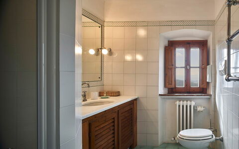 Villa Novellina: Lavandino Del Bagno, Parete, Idraulico Fixture, Pavimentazione, Lavello, Bagno, Interior Design, Pavimento, Rubinetto, Mobiletto Del Bagno