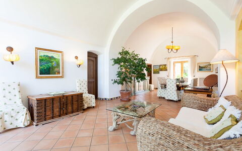 Villa Polluce: Mobilia, Pavimentazione, Vaso Di Fiori, Pianta Della Casa, Sedia, Cucina & Sala Da Pranzo Tavolo, Soggiorno, Sala Da Pranzo, Vaso, Tavolino Da Caffè