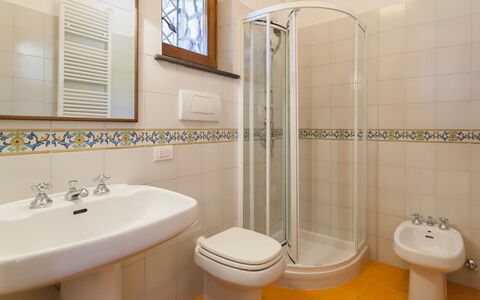Villa Polluce: Pavimentazione, Pavimento, Idraulico Fixture, Interior Design, Bagno, Lavello, Rubinetto, Idraulico, Lavandino Del Bagno, Piastrella