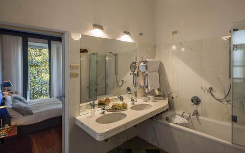 Villa Romantica: Interior Design, Pavimentazione, Pavimento, Camera, Idraulico Fixture, Bagno, Soffitto, Idraulico, Biancheria, Camera Da Letto