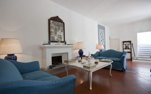 Villa Torre del Sole: Mobilia, Interior Design, Pavimentazione, Parete, Divano, Pavimento, Soggiorno, Camera, Soffitto, Tavolo