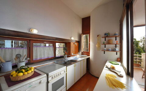 Villa Valeria: Legna, Cucina, Interior Design, Controsoffitto, Pavimentazione, Soffitto, Camera, Color Legno, Elettrodomestico Da Cucina, Lampada