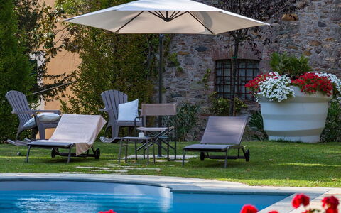 Villa Vorno: Ombrello, Mobilia, Mobili Da Esterno, Piscina, Sedia, Tavolo Esterno, Lettino, Shade, Tavolo, Terrazza