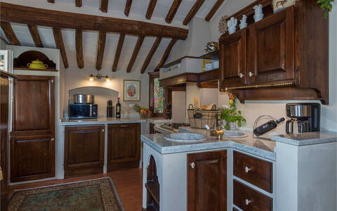 Villa Vorno: Cucina, Mobilia, Cabinetry, Interior Design, Controsoffitto, Legna, Elettrodomestico Da Cucina, Pavimentazione, Credenza, Illuminazione