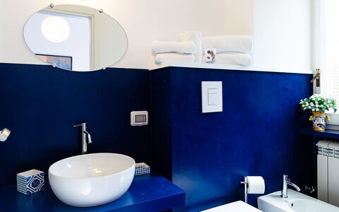 Casa Milena: Blu, Idraulico Fixture, Bagno, Pavimentazione, Lavandino Del Bagno, Lavello, Rubinetto, Pavimento, Interior Design, Idraulico