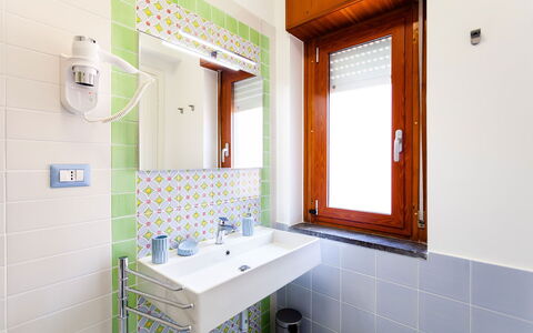 Casa Serena: Interior Design, Pavimentazione, Idraulico Fixture, Pavimento, Bagno, Idraulico, Rubinetto, Piastrella, Soffitto, Camera