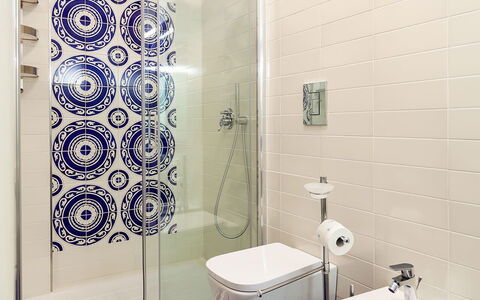 Casa Serena: Blu, Bagno, Pavimentazione, Idraulico Fixture, Pavimento, Toilet Seat, Interior Design, Gabinetto, Idraulico, Piastrella