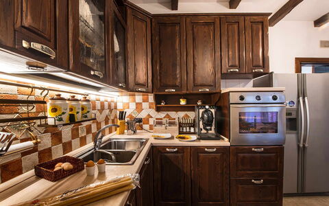 Villa Pandora: Cucina, Elettrodomestico Da Cucina, Controsoffitto, Apparecchio Major, Legna, Interior Design, Cabinetry, Cucina Stufa, Mobilia, Pavimentazione