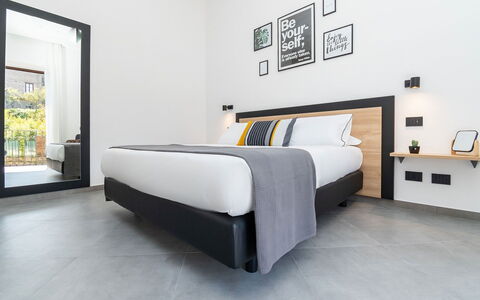 Apartment Vittoria: Interior Design, Appartamento, Telaio Del Letto, Letto, Hotel, Camera Da Letto, Cornice, Lampada, Bedding
